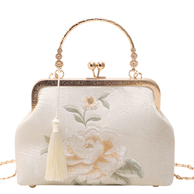 حقيبة نسائية عصرية مطرزة بتصميم يناسب كل الإطلالات
